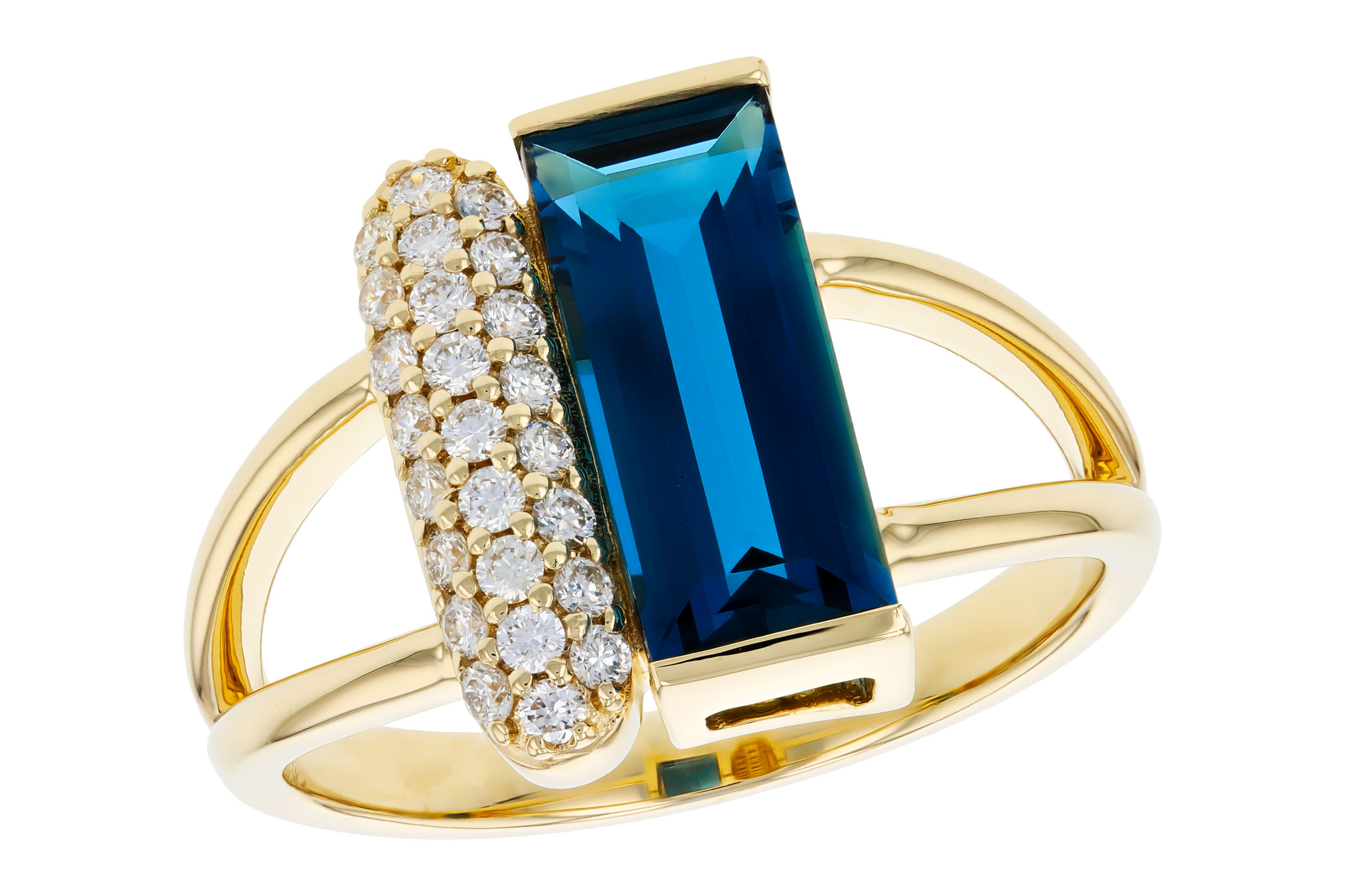 K311-84207: LDS RG 2.67 LONDON BLUE TOPAZ 2.92 TGW (12x5MM BT)